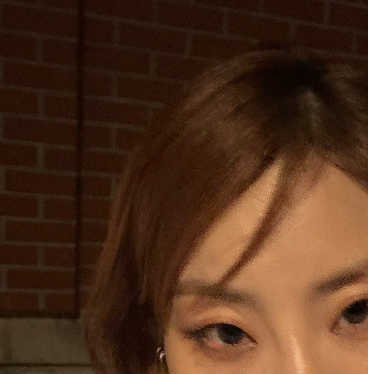 여러가닥이엇던 앞머리 넘 기얍따