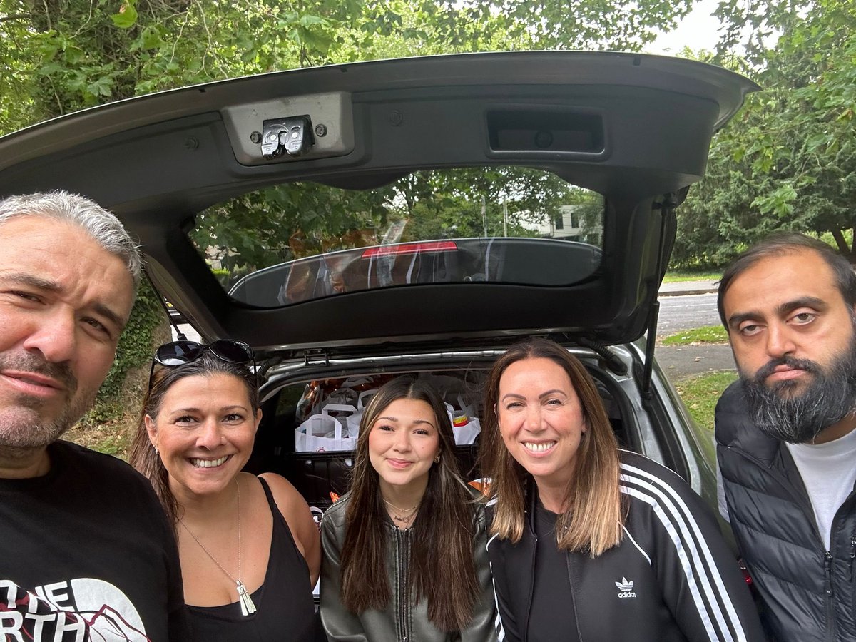 Friday night take away with Jilanis , thanks Sunny &amp; team 96 hot tasty meals for parents staying Ronald McDonald House Manchester, staying with their poorly child in Royal Manchester Children's Hospital.

80 snack bags - full of weekend treats <a href="/RMCHosp/">RMCHosp</a>