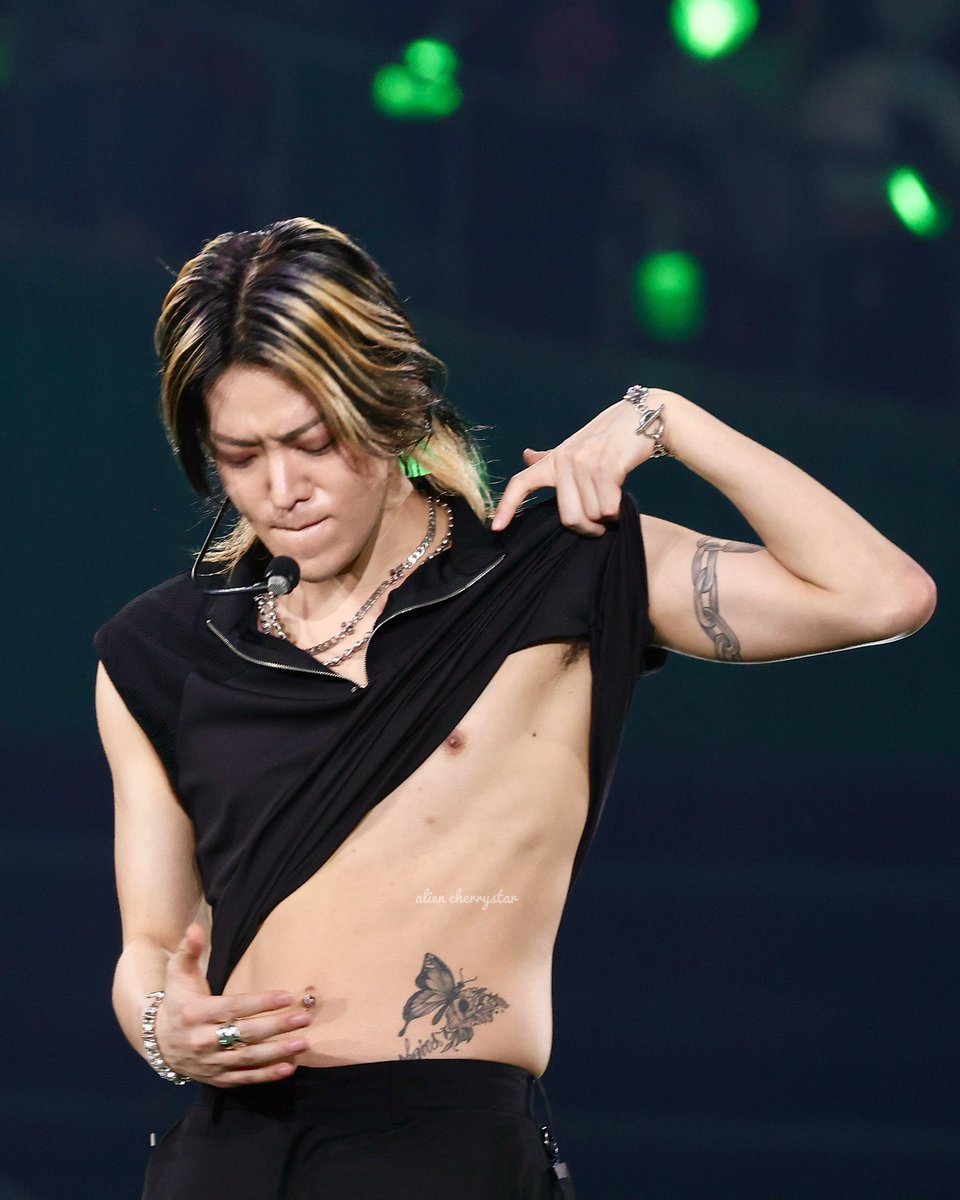 _yujae's tweet photo. NAKAMOTO YUTA WTF?!????!????!?!?!?? https://t.co/Xwi6FjIhBC