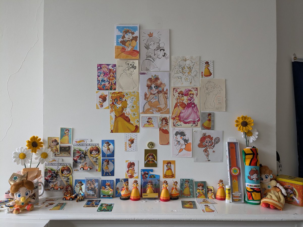 kartased's tweet photo. Légère update du #PrincessDaisy shrine 💛🌼

Merci @Loonika pour les marguerites 🌼‼️‼️
Allez voir sa page elle fait des truc en crochet trop kiki 💛
https://t.co/7rpn1NjFv7

Et merci @AzuurL pour le porte clef! 💛 https://t.co/cKQOVDvIii
