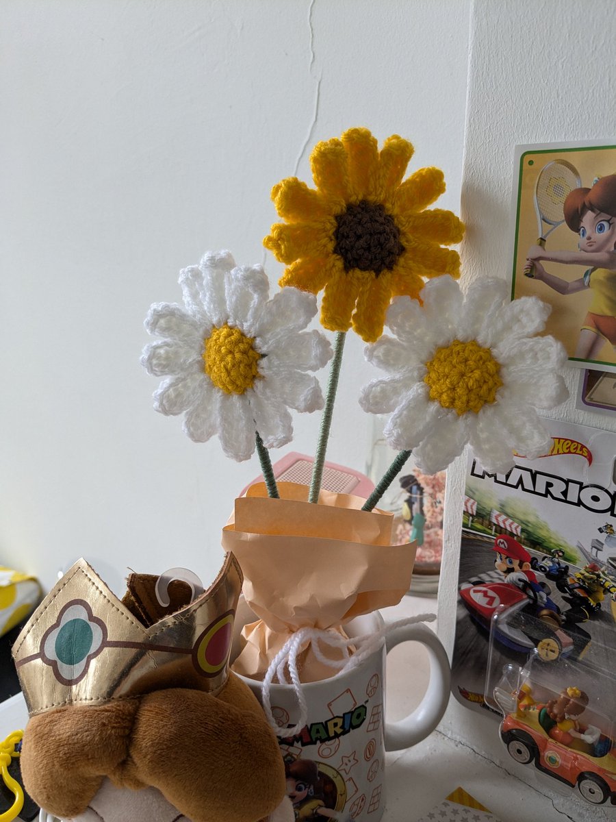 kartased's tweet photo. Légère update du #PrincessDaisy shrine 💛🌼

Merci @Loonika pour les marguerites 🌼‼️‼️
Allez voir sa page elle fait des truc en crochet trop kiki 💛
https://t.co/7rpn1NjFv7

Et merci @AzuurL pour le porte clef! 💛 https://t.co/cKQOVDvIii
