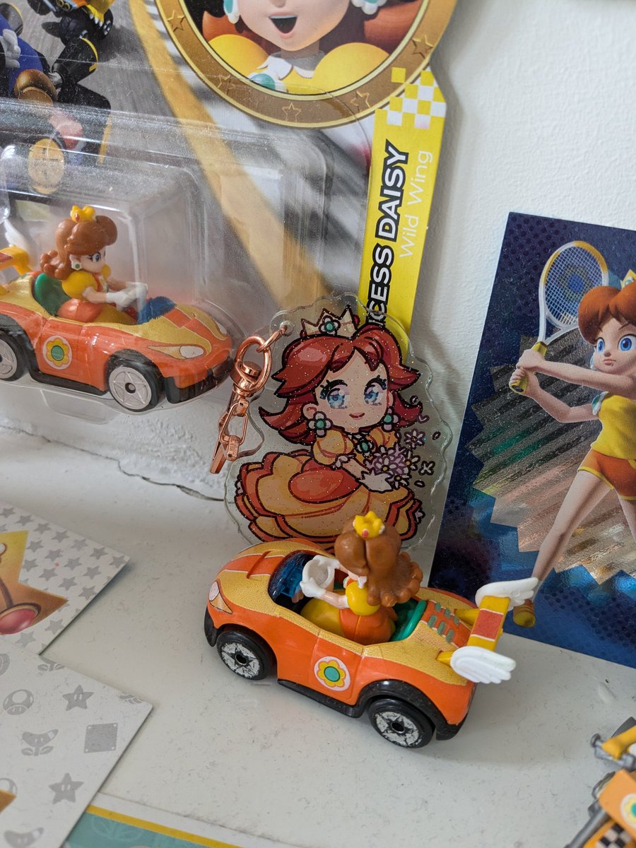kartased's tweet photo. Légère update du #PrincessDaisy shrine 💛🌼

Merci @Loonika pour les marguerites 🌼‼️‼️
Allez voir sa page elle fait des truc en crochet trop kiki 💛
https://t.co/7rpn1NjFv7

Et merci @AzuurL pour le porte clef! 💛 https://t.co/cKQOVDvIii