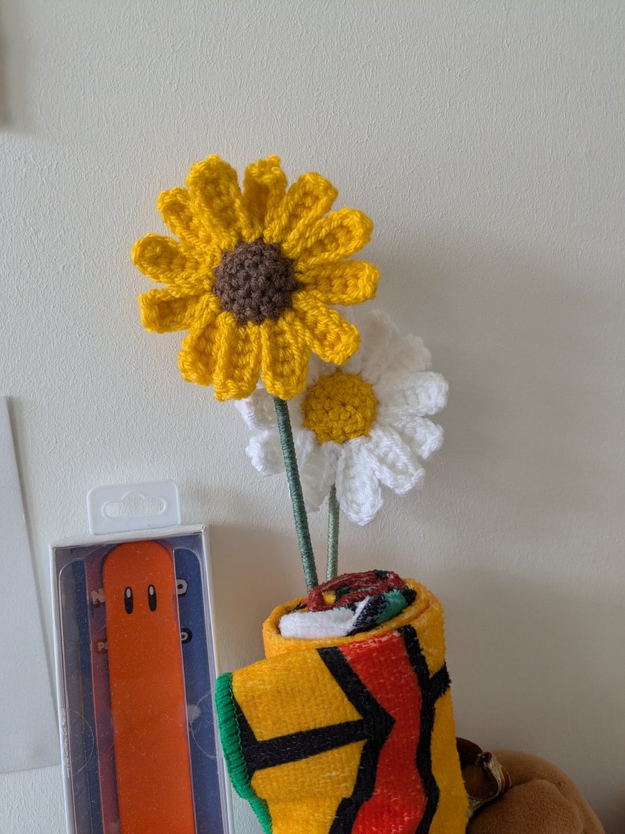 kartased's tweet photo. Légère update du #PrincessDaisy shrine 💛🌼

Merci @Loonika pour les marguerites 🌼‼️‼️
Allez voir sa page elle fait des truc en crochet trop kiki 💛
https://t.co/7rpn1NjFv7

Et merci @AzuurL pour le porte clef! 💛 https://t.co/cKQOVDvIii