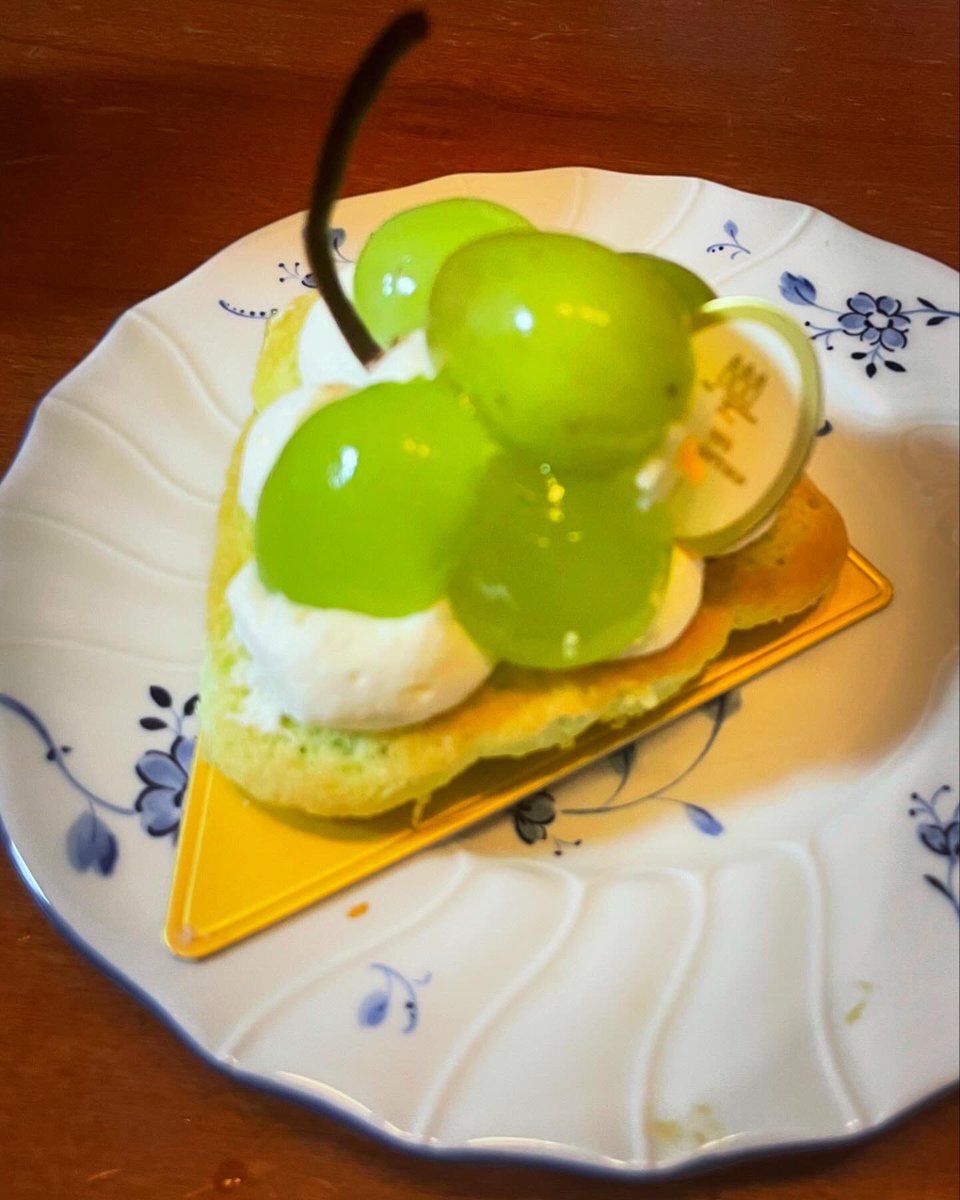 bonnoh_bozu's tweet photo. かみさんが誕生日ディナーを用意してくれました。
鶏胸肉のソテーにピマンデスペレットのゼリーを
シャンパンは先日購入したモエのトリコロール🇫🇷
ケーキは息子がお小遣いで買ってきてくれました。
美味しかった。ありがとう😊
#birthdaydinner
#moetetchandon
#maisonarostéguy
#henricharpentier https://t.co/0VMH2RA6Gi