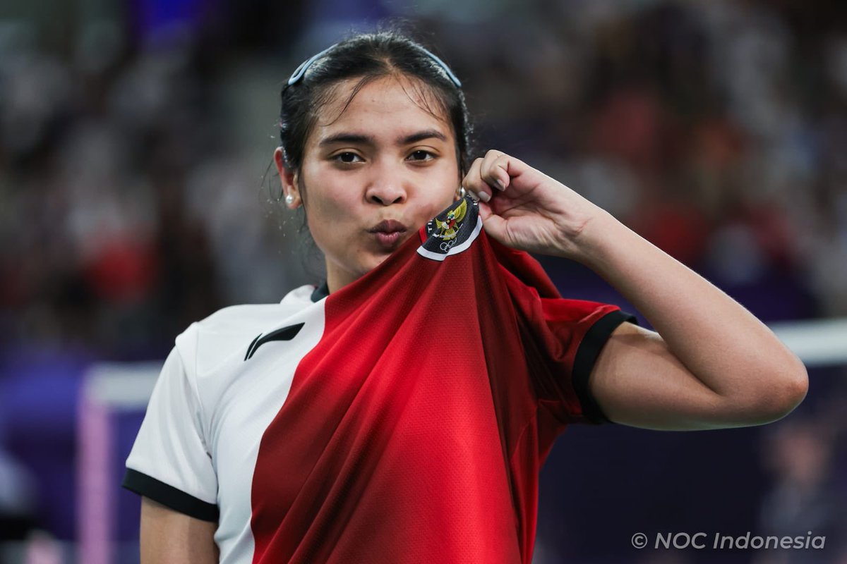 erickthohir's tweet photo. Medali pertama di Olimpiade 2024 untuk Indonesia!

Atlet bulutangkis tunggal putri Indonesia, Gregoria Mariska Tunjung berhasil menyumbang medali pertama untuk Indonesia di ajang Olimpiade 2024. Gregoria dipastikan meraih medali perunggu setelah atlet asal Spanyol, Carolina Marin cedera dan tidak bisa bertanding di perebutan tempat ketiga yang seharusnya dilaksanakan pada 5 Agustus 2024.

Selamat Gregoria!

Semangat terus Menpora Dito Ariotedjo, Ketua KOI Raja Sapta Okto dan Chief de Mission Anindya Bakrie ✊🏼

Foto: NOC Indonesia