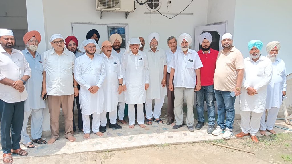 ManishTewari's tweet photo. With senior colleagues after offering prayers at Takht Sri Kesgarh Sahib -Sri Anandpur Sahib https://t.co/XW8hrQEtOv