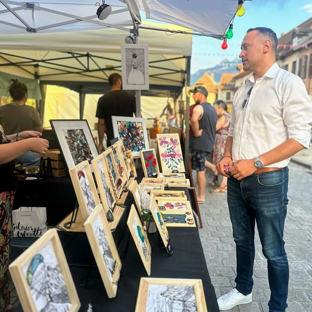 B_Bernard73's tweet photo. Ambiance musicale et conviviale au marché nocturne de #Yenne, hier soir.
Bravo aux producteurs locaux pour leur passion, la sauvegarde de nos savoir-faire et la valorisation des circuits-courts.
Très belle fête !
#Savoie https://t.co/7Wl83KSXkL