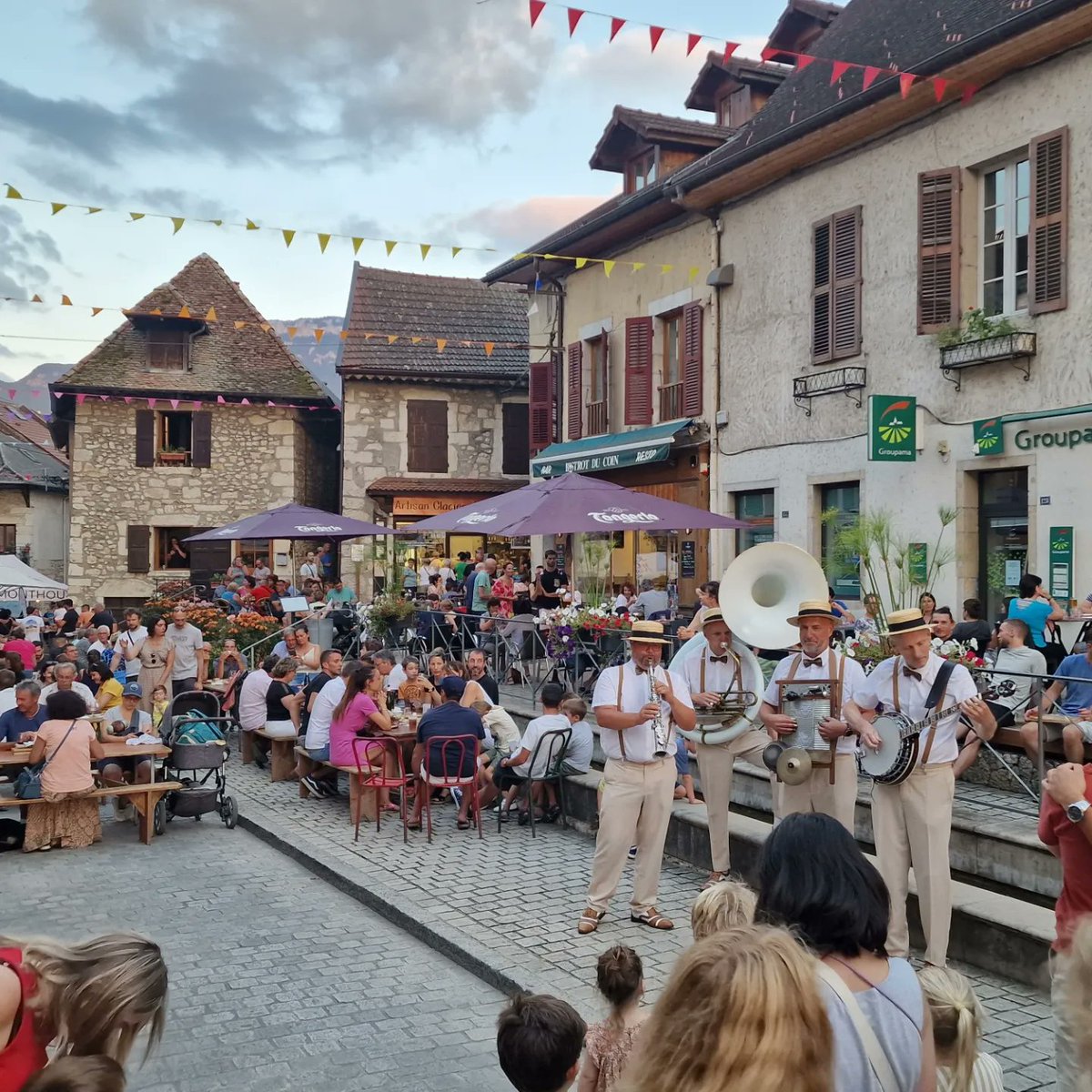 B_Bernard73's tweet photo. Ambiance musicale et conviviale au marché nocturne de #Yenne, hier soir.
Bravo aux producteurs locaux pour leur passion, la sauvegarde de nos savoir-faire et la valorisation des circuits-courts.
Très belle fête !
#Savoie https://t.co/7Wl83KSXkL