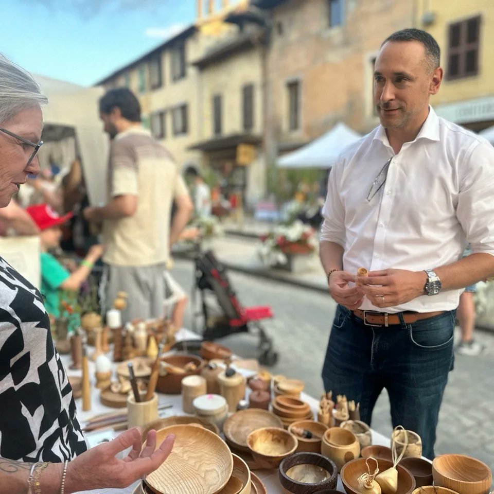B_Bernard73's tweet photo. Ambiance musicale et conviviale au marché nocturne de #Yenne, hier soir.
Bravo aux producteurs locaux pour leur passion, la sauvegarde de nos savoir-faire et la valorisation des circuits-courts.
Très belle fête !
#Savoie https://t.co/7Wl83KSXkL