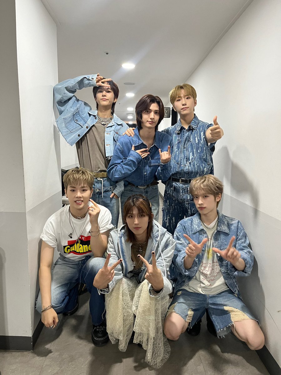 Xdinary Heroes Concert
<Closed ♭eta: v6.3>

🕹DAY 3 

닿지 않는 하늘에
오늘 하루도 외쳐본다..☁
。
  ｏ
    ○
╭◜◝  ͡  ◜  ͡  ╮      ╭◜◝  ͡  ◜◝  ͡  ◝
(   콘서트가   )    (       영원히       )
╰◟◞  ͜  ╭◜◝  ͡ ◜◝  ͡  ◝  ͡  ╮◞◟◞ ╯
      (  끝나지 않게