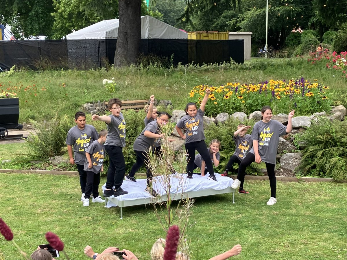 Lisa Roberts (@lillisroberts) on Twitter photo Mor falch o weld y criw anhygoel yma o bobl ifanc yn ei chwalu yn yr Eisteddfod! Da iawn chi gyd! 👏👏👏
<a href="/AboveBeyondRCT/">Above & Beyond RCT</a> <a href="/ndcwales/">National Dance Company Wales</a> <a href="/ValleysKids/">Valleys Kids - Plant y Cymoedd</a> <a href="/WeAreTrivallis/">Trivallis</a> Mor falch o weld y criw anhygoel yma o bobl ifanc yn ei chwalu yn yr Eisteddfod! Da iawn chi gyd! 👏👏👏
<a href="/AboveBeyondRCT/">Above & Beyond RCT</a> <a href="/ndcwales/">National Dance Company Wales</a> <a href="/ValleysKids/">Valleys Kids - Plant y Cymoedd</a> <a href="/WeAreTrivallis/">Trivallis</a>