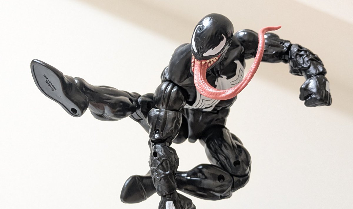 85周年シリーズのマーベルレジェンド ヴェノム、以前の物より上半身が 