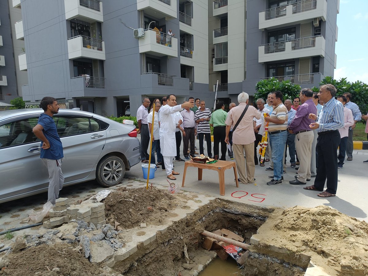 ResidentKVGN's tweet photo. Kendriya Vihar Greater Noida 
04-Aug-2024

Crumbling Fire Fighting Infra has resulted in 50+ cracks/bursts of fire water pipe till date, to "celebrate" this achievement, residents gathered and cut the cake.

https://t.co/ZsCxvI5Ali

@myogioffice
@myogiadityanath 
@mlkhattar https://t.co/d4FohHauJ4