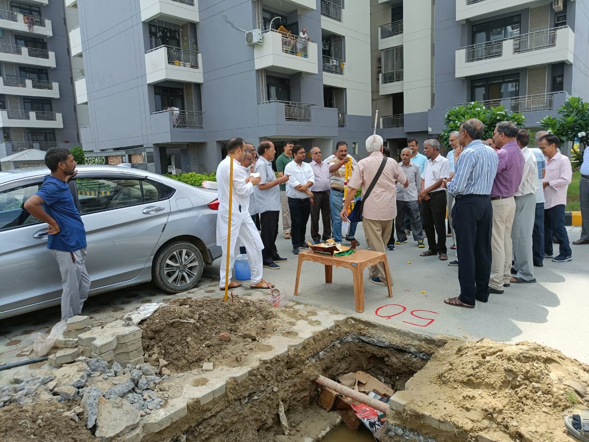 ResidentKVGN's tweet photo. Kendriya Vihar Greater Noida 
04-Aug-2024

Crumbling Fire Fighting Infra has resulted in 50+ cracks/bursts of fire water pipe till date, to "celebrate" this achievement, residents gathered and cut the cake.

https://t.co/ZsCxvI5Ali

@myogioffice
@myogiadityanath 
@mlkhattar https://t.co/d4FohHauJ4