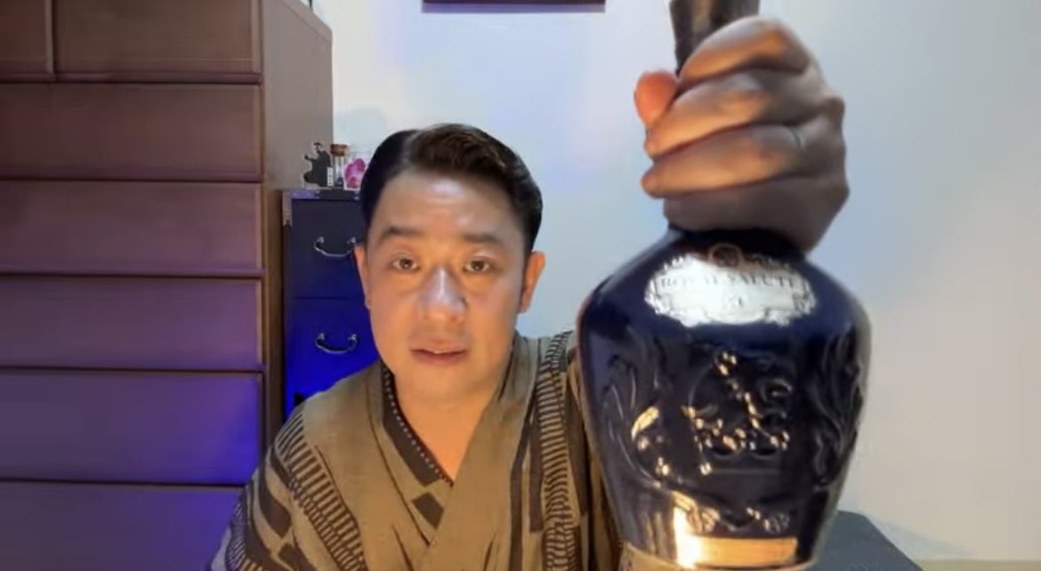jCh_or_bitter's tweet image. 城谷さん生配信なう！
城谷さんはROYAL SALUTEウイスキーロック🥃、嫁谷さんはコカコーラでKP🍹✨
後ろの棚が🙂マークに見えて可愛い♡
#城谷の世界城谷怪談