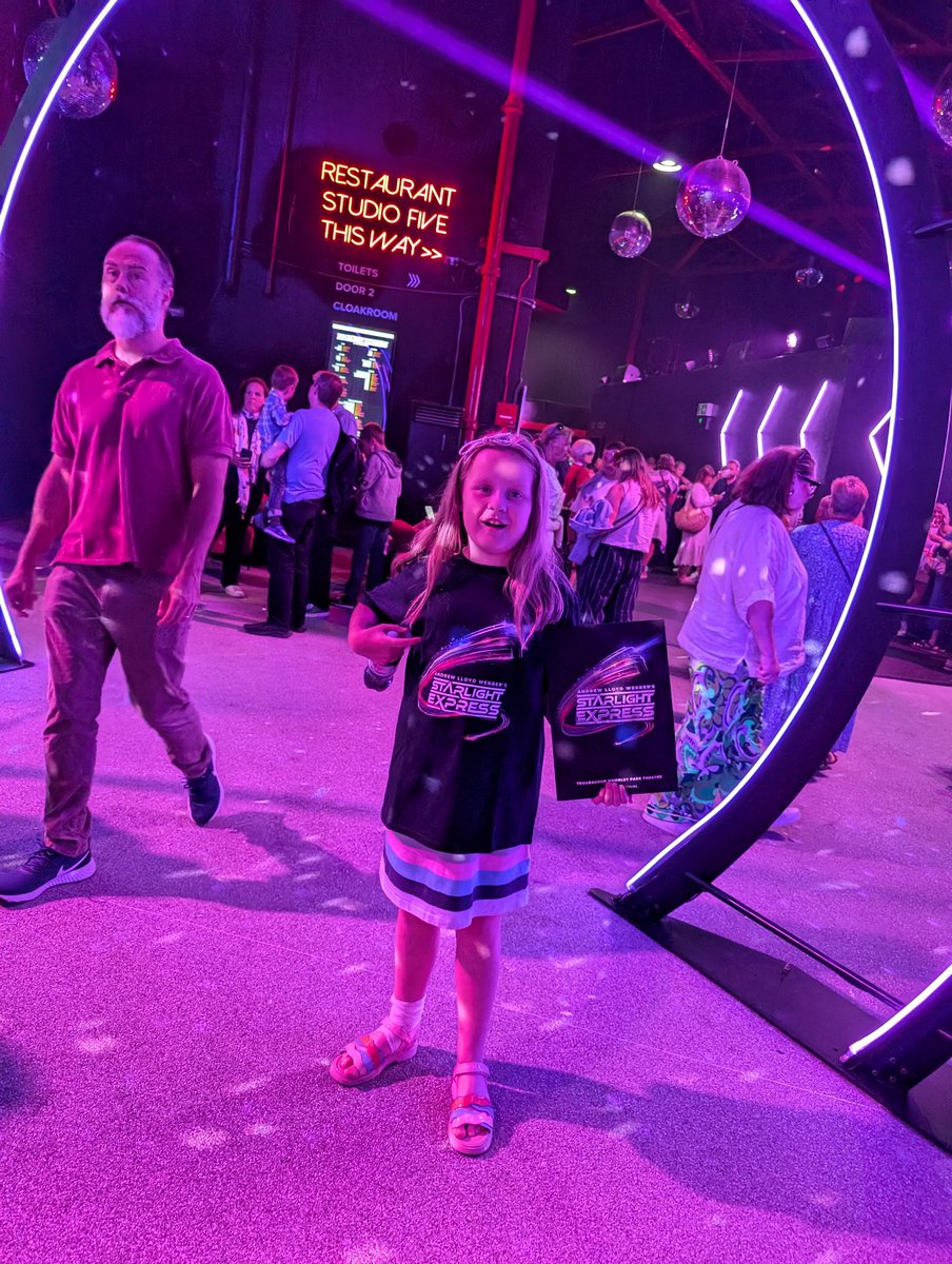 MrsKSibson's tweet photo. I'm so excited to finally be at @Starlightlondon this was the first West End show I was taken to see which ignited my passion for musical theatre when I was 10 back in 1994 and now to be here with Eloise and Austin makes it extra special. #theartsmatter https://t.co/ixzPYLjo6d