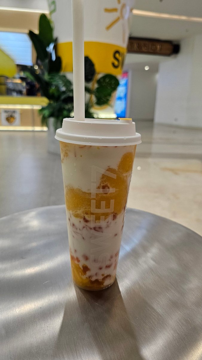 bluebear1963's tweet image. 備忘録。ガンダリアシティ2Fのカフェが並んでいるエリアの一軒。マンゴーが濃厚でとても美味しかったです。作り方も丁寧でした。
#SWEET7 #jakarta