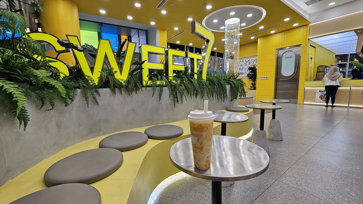 bluebear1963's tweet image. 備忘録。ガンダリアシティ2Fのカフェが並んでいるエリアの一軒。マンゴーが濃厚でとても美味しかったです。作り方も丁寧でした。
#SWEET7 #jakarta