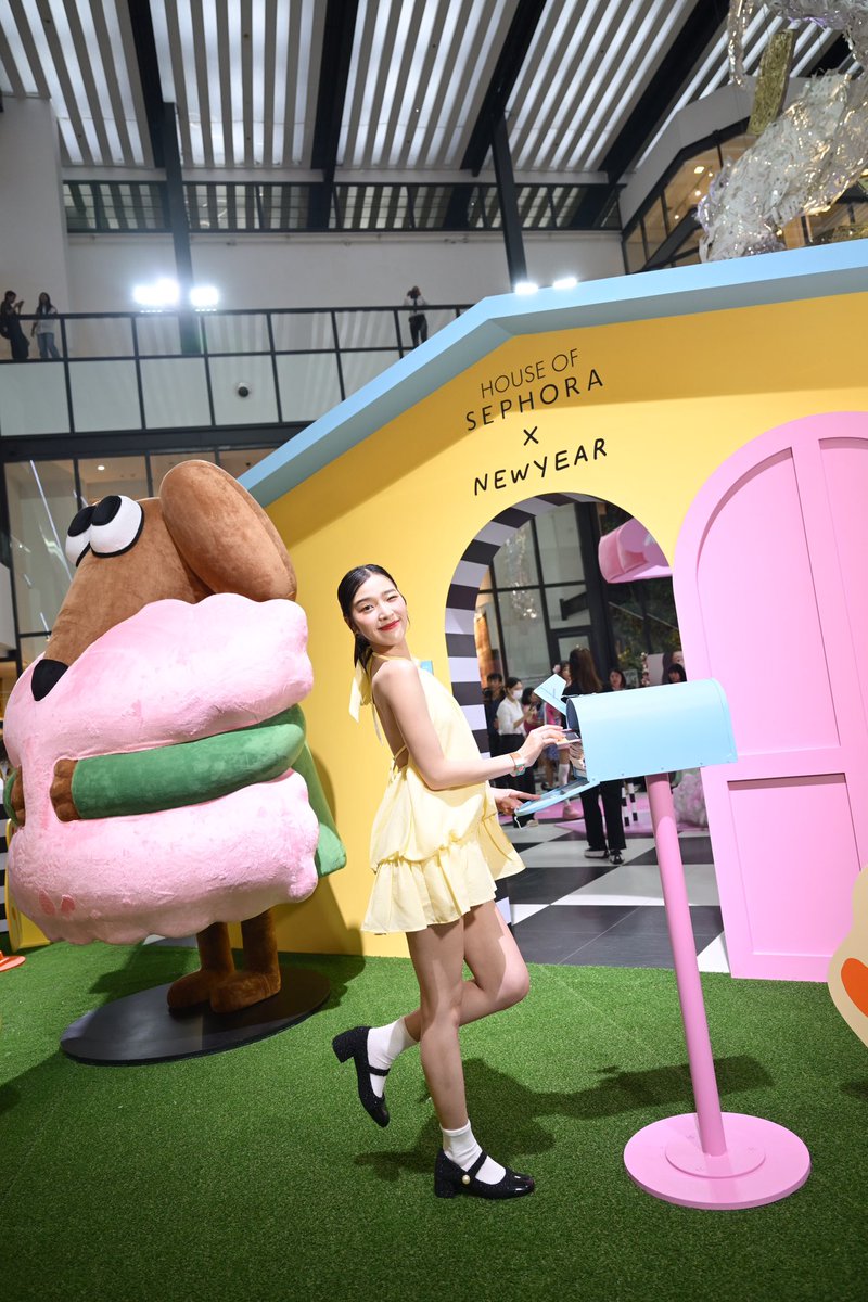 ayaorapan's tweet photo. House of Sephora X Wednesday 🐶🌼
ได้มีโอกาสมาอัพเดทเทรนด์บิวตี้ซีซั่น FALL 2024 ก่อนใครที่ 💄𝐇𝐨𝐮𝐬𝐞 𝐨𝐟 𝐒𝐞𝐩𝐡𝐨𝐫𝐚 𝐅𝐚𝐥𝐥 𝟐𝟎𝟐𝟒 ครั้งนี้เค้าพาน้อง Wednesday
มาไว้ในงานพร้อมกับไอเทมบิวตี้สุดปังมากมายด้วย💋🫧
#HouseofSephoraTH #HOSTHFall24 #HOSTHxNewyear #ayaorapan https://t.co/18F3tc91VI