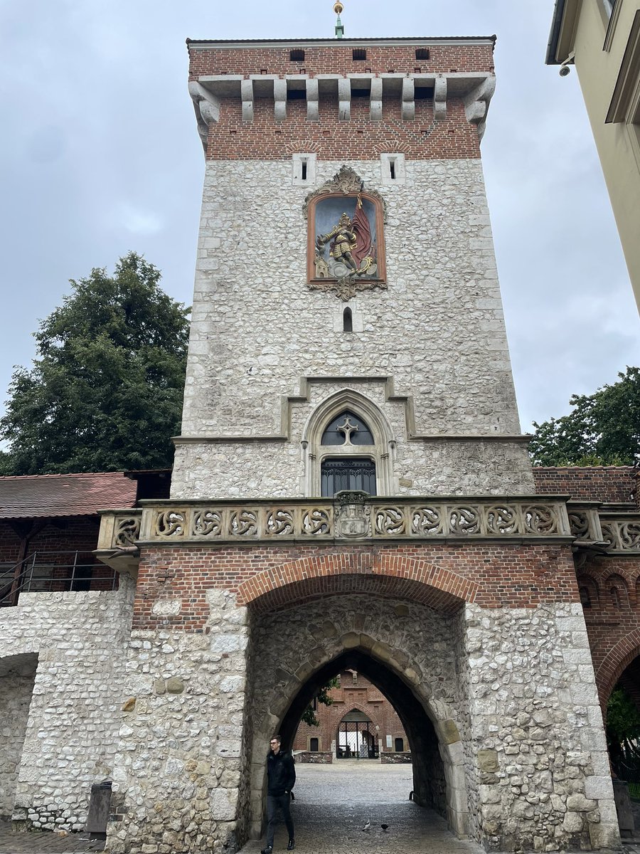 MagusaInsi's tweet photo. Bir kale kentinin en görkemli yeri kale girişleridir. Kale kapılarının kente gelen insanların ilk dikkatini çektiği bu yerlerden örnekler! #krakow #mdine #mağusa #krakow Mağusa’daki olağanüstü kötü görüntüyü kim ortadan kaldıracak? https://t.co/ys6aySPXyX