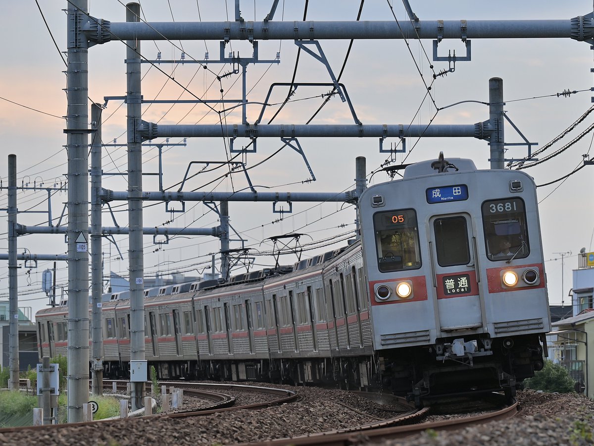 tulip_art's tweet photo. 行く末が危ぶまれていた京成3600形の3688Fが本日から運用復帰したようなので記念に撮影。
いつもの定番スポットにて。
成田行きの幕を久々に見た気がします。
#京成
#3688F https://t.co/3iz6AXdL0X