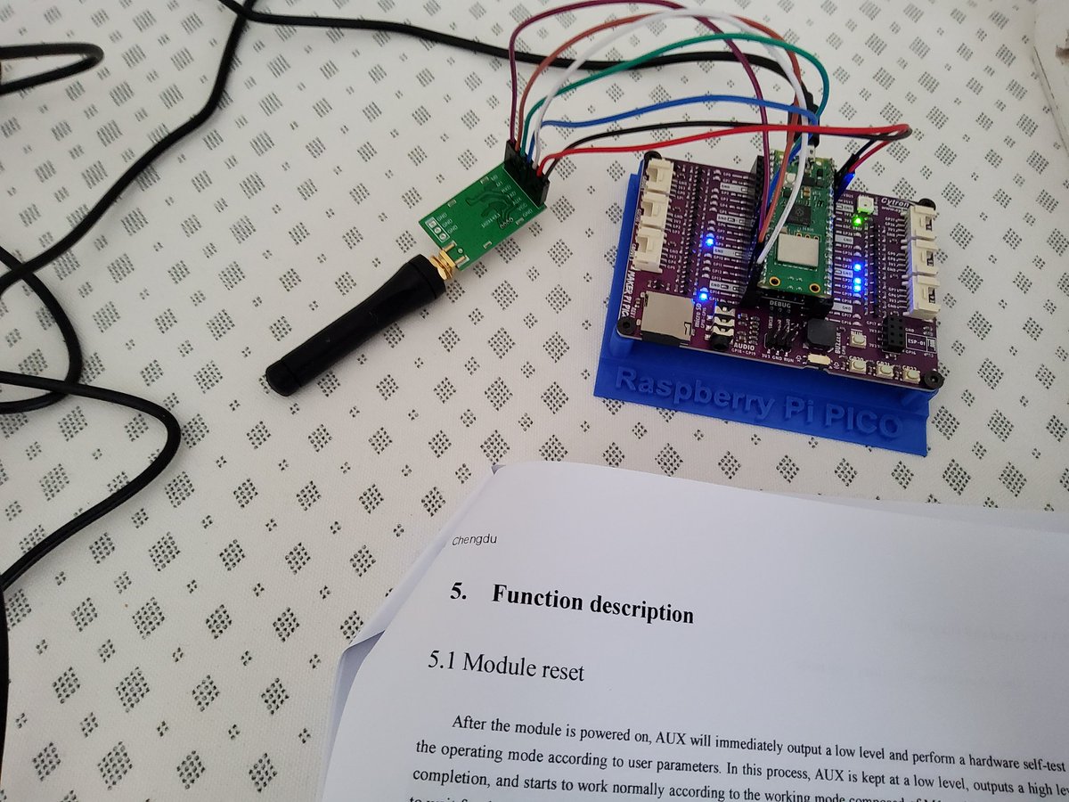 framboise314's tweet photo. Le module E49 de #EBYTE @EBYTEWIRELESS commence a causer.
Écriture d’une librairie #MicroPython gestion du module via le série du Raspberry Pi #PICO et programme qui envoie des données régulièrement. Le #rtlsdr affiche les émissions 433MHz. On va pouvoir passer à la réception https://t.co/88SpCKDJjY
