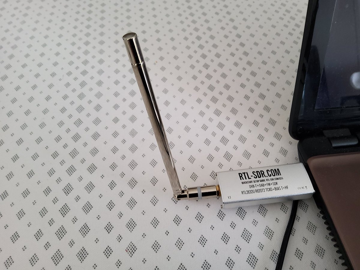 framboise314's tweet photo. Le module E49 de #EBYTE @EBYTEWIRELESS commence a causer.
Écriture d’une librairie #MicroPython gestion du module via le série du Raspberry Pi #PICO et programme qui envoie des données régulièrement. Le #rtlsdr affiche les émissions 433MHz. On va pouvoir passer à la réception https://t.co/88SpCKDJjY