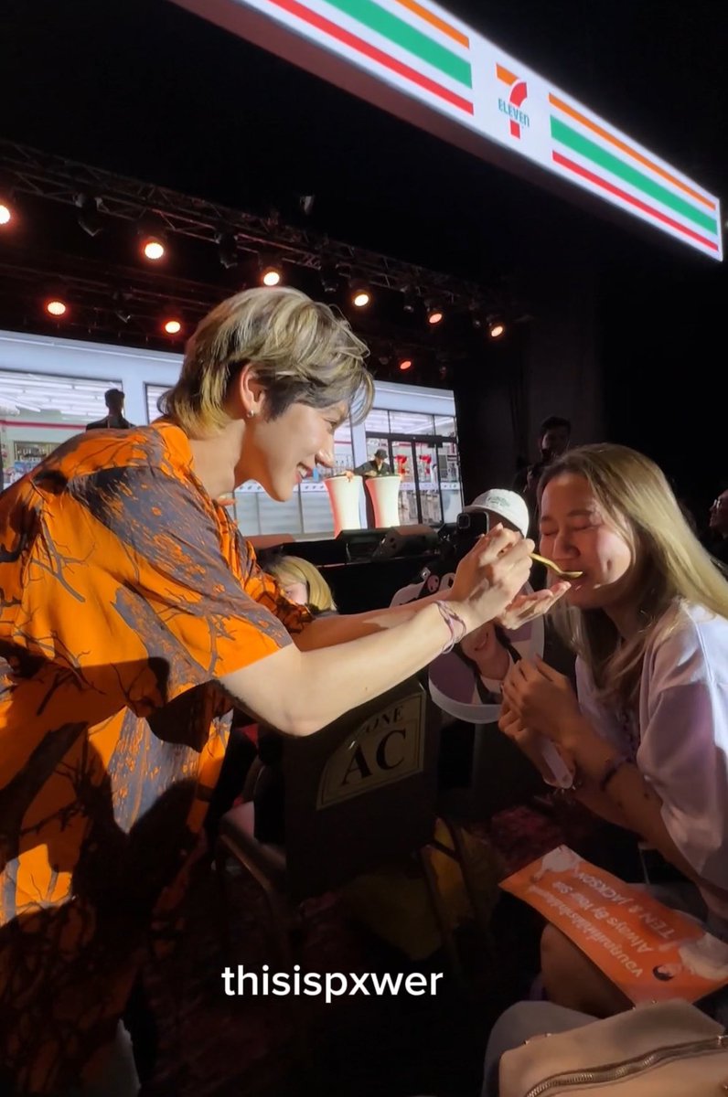 มื้อที่สุขที่สุด 🥹

((คือกุไม่กล้ามองหน้าเลย ตอนป้อนคือเขินจะบ้าหลับตาปี๋ พอน้องถอยถึงลืมตามองหน้าน้อง))
#711THxTEN