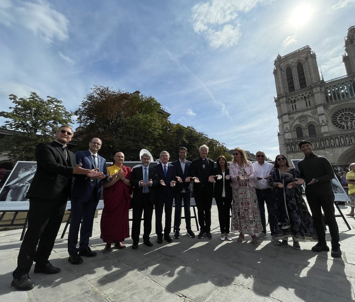 Thomas Bach, Tony Estanguet et les 5 religions du Centre multiconfessionnel du Village olympique, unis en faveur de la paix entre les peuples et les nations 🤲🕊️
📍Cathédrale Notre-Dame de Paris
