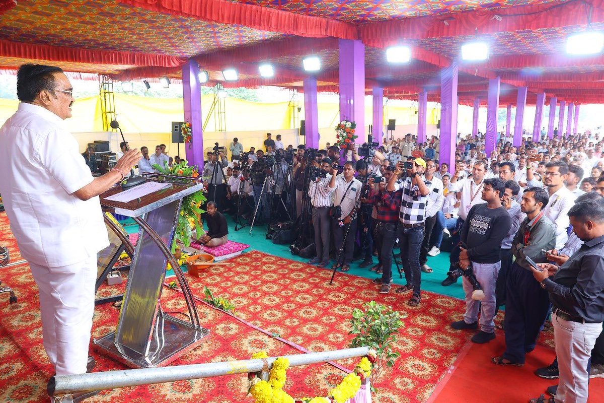 CRPaatil's tweet photo. આજે સુરત મહાનગરનાં વિવિધ ઝોન વિસ્તારમાં બ્રીજ અને હાઇડ્રોલિક વિભાગનાં અંદાજિત 230.19 કરોડનાં ખર્ચે સાકાર થનાર વિવિધ પ્રકલ્પોનું ખાતમુહૂર્ત કરવાનો અવસર સાંપડ્યો. 

આ વિવિધ પ્રકલ્પોને કારણે સુરત મહાનગરનાં નાગરિકોની સુખાકારીમાં ઉમેરો થશે, મુસાફરીનો સમય બચશે, માર્ગવ્યવસ્થા સરળ બનશે ! સુરત મહાનગરનો વિકાસ વધુ ઝડપી અને વેગવંતો બનશે ! 

————————-

आज सूरत महानगर के विभिन्न जोन क्षेत्रों में ब्रिज और हाइड्रोलिक विभाग के लगभग 230.19 करोड़ रुपये की लागत से साकार होने वाले विभिन्न प्रकल्पों का शिलान्यास करने का सौभाग्य प्राप्त हुआ।

इन प्रकल्पों  से सूरत महानगर के नागरिकों की सुख-सुविधा में वृद्धि होगी, यात्रा का समय बचेगा, और यातायात व्यवस्था सुगम बनेगी। सूरत महानगर का विकास और भी तेजी और प्रगति के साथ आगे बढ़ेगा!