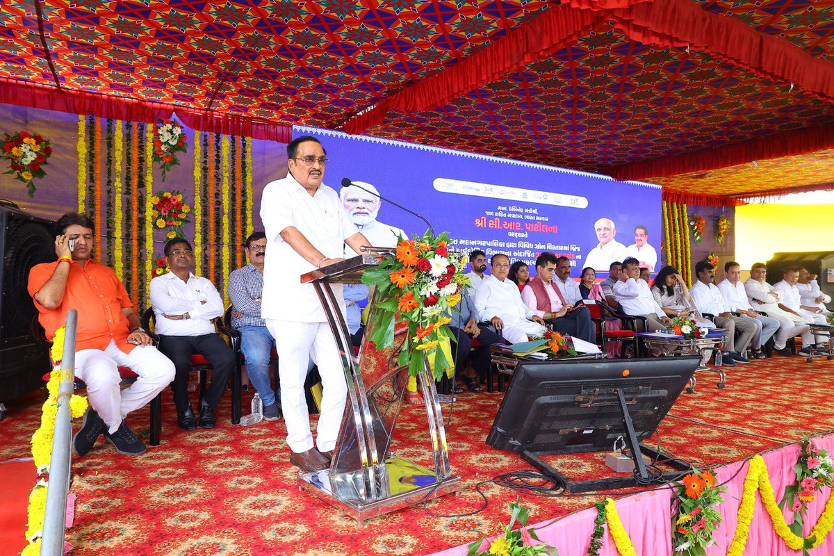 CRPaatil's tweet photo. આજે સુરત મહાનગરનાં વિવિધ ઝોન વિસ્તારમાં બ્રીજ અને હાઇડ્રોલિક વિભાગનાં અંદાજિત 230.19 કરોડનાં ખર્ચે સાકાર થનાર વિવિધ પ્રકલ્પોનું ખાતમુહૂર્ત કરવાનો અવસર સાંપડ્યો. 

આ વિવિધ પ્રકલ્પોને કારણે સુરત મહાનગરનાં નાગરિકોની સુખાકારીમાં ઉમેરો થશે, મુસાફરીનો સમય બચશે, માર્ગવ્યવસ્થા સરળ બનશે ! સુરત મહાનગરનો વિકાસ વધુ ઝડપી અને વેગવંતો બનશે ! 

————————-

आज सूरत महानगर के विभिन्न जोन क्षेत्रों में ब्रिज और हाइड्रोलिक विभाग के लगभग 230.19 करोड़ रुपये की लागत से साकार होने वाले विभिन्न प्रकल्पों का शिलान्यास करने का सौभाग्य प्राप्त हुआ।

इन प्रकल्पों  से सूरत महानगर के नागरिकों की सुख-सुविधा में वृद्धि होगी, यात्रा का समय बचेगा, और यातायात व्यवस्था सुगम बनेगी। सूरत महानगर का विकास और भी तेजी और प्रगति के साथ आगे बढ़ेगा!