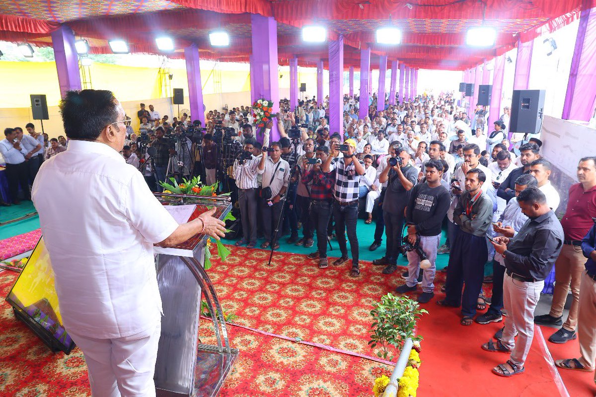 CRPaatil's tweet photo. આજે સુરત મહાનગરનાં વિવિધ ઝોન વિસ્તારમાં બ્રીજ અને હાઇડ્રોલિક વિભાગનાં અંદાજિત 230.19 કરોડનાં ખર્ચે સાકાર થનાર વિવિધ પ્રકલ્પોનું ખાતમુહૂર્ત કરવાનો અવસર સાંપડ્યો. 

આ વિવિધ પ્રકલ્પોને કારણે સુરત મહાનગરનાં નાગરિકોની સુખાકારીમાં ઉમેરો થશે, મુસાફરીનો સમય બચશે, માર્ગવ્યવસ્થા સરળ બનશે ! સુરત મહાનગરનો વિકાસ વધુ ઝડપી અને વેગવંતો બનશે ! 

————————-

आज सूरत महानगर के विभिन्न जोन क्षेत्रों में ब्रिज और हाइड्रोलिक विभाग के लगभग 230.19 करोड़ रुपये की लागत से साकार होने वाले विभिन्न प्रकल्पों का शिलान्यास करने का सौभाग्य प्राप्त हुआ।

इन प्रकल्पों  से सूरत महानगर के नागरिकों की सुख-सुविधा में वृद्धि होगी, यात्रा का समय बचेगा, और यातायात व्यवस्था सुगम बनेगी। सूरत महानगर का विकास और भी तेजी और प्रगति के साथ आगे बढ़ेगा!