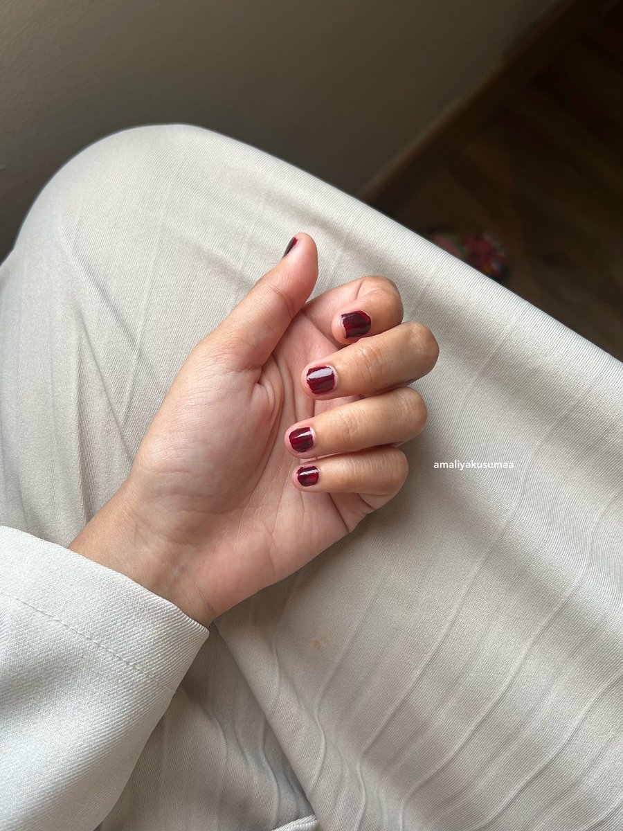 amaliyakusumaa's tweet photo. 🍒maroon things emang ga pernah gagal🍒

selain kelihatan cantik, elegan dan mewah, maroon ini bikin kulit kita kelihatan lebih cerah. luv sOoo much pliss <3 https://t.co/EZsweewSIS