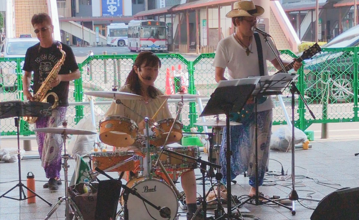 SI85Gm9oPCBqfXJ's tweet photo. #AssortBeat
#高崎おとまちLIVE
高崎OPAペデストリアンデッキ下で開催された「おとまちLIVE」
1年振りにAssortBeatのLIVEに参戦出来ました🙌ボーカル&ギターのようこさんが体調不良で欠席。ピンチヒッターのアーティストさんを加えての編成。夏曲中心のカバーでステージと観客の一体感が最高でした☺️ https://t.co/Sr6WPH0y1r