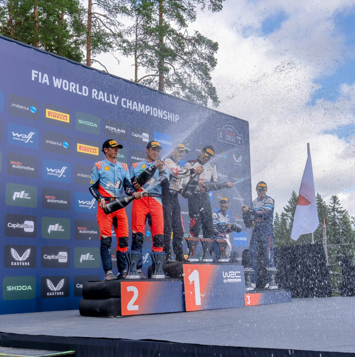 hide4849's tweet photo. ヘイキさーーーん!!
おかえりー
#wrc #secto #finland #forum8 https://t.co/pKMCEFpBEf