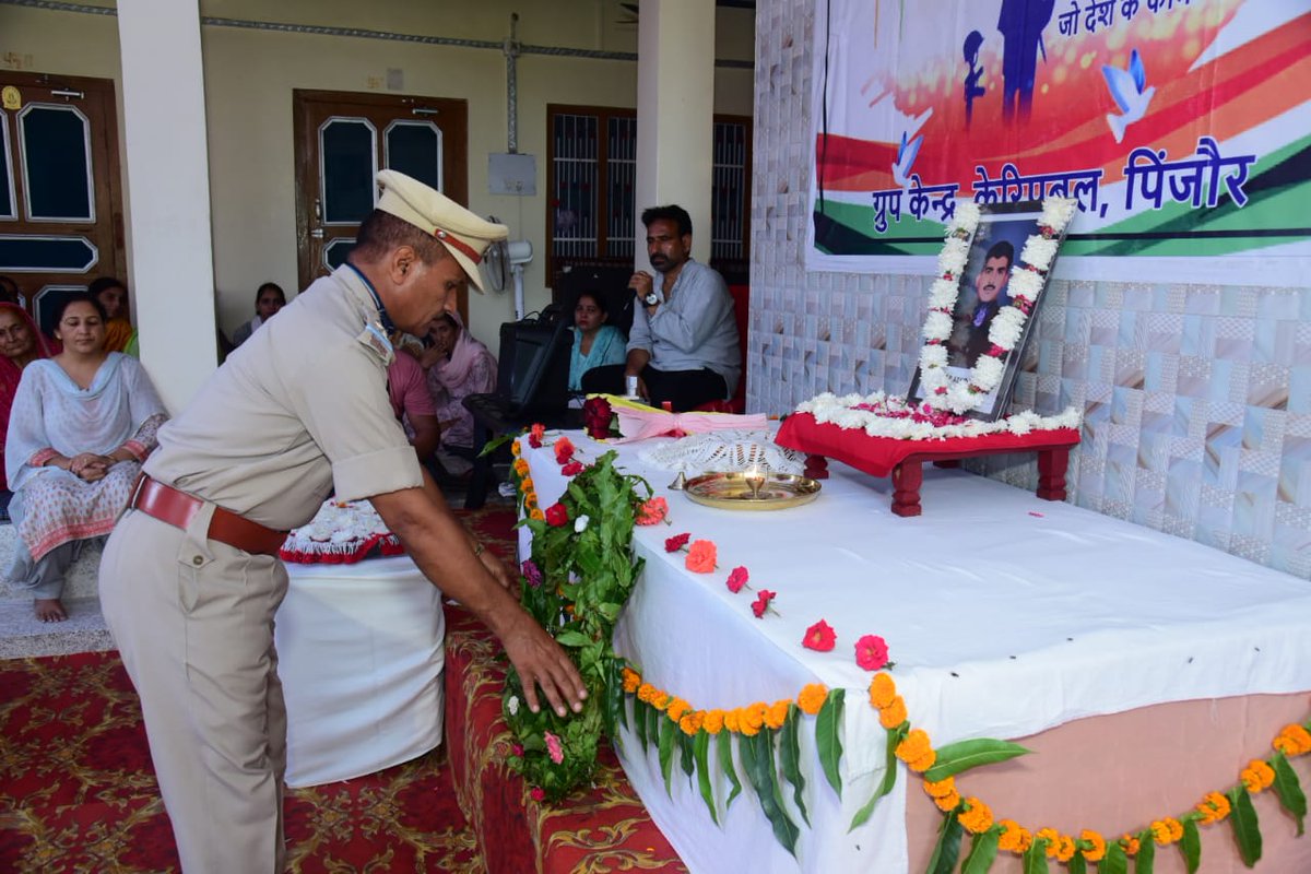 crpfindia's tweet photo. अमर शहीद CT/GD अशोक जामवाल की पुण्यतिथि के अवसर पर उनके निवास स्थान जमुला, जिला- मंडी, हिमाचल प्रदेश में #सीआरपीएफ ने उनको श्रद्धा सुमन अर्पित किए। 

🇮🇳#भारत_के_वीर🇮🇳 https://t.co/bx8e0PIdRn