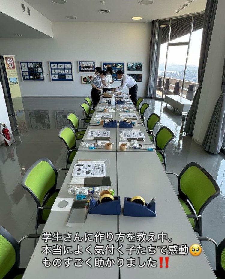 kitamu_y's tweet photo. 昨日のワークショップは保護者、補助の学生も入れて20名ほど。準備した15セットの工作キットも使い切りました♪2時間でみなさんきっちり完成できて良かった…‼️参加いただいた皆様、ありがとうございました😊
#尾道市立美術館 #尾道市立大学美術学科 #偏光板アート #nitto #偏光板 #位相差板 #灯籠 https://t.co/eB1fx7yXDp