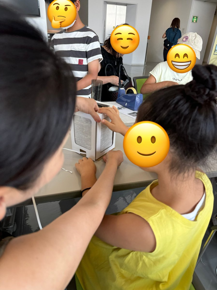 kitamu_y's tweet photo. 昨日のワークショップは保護者、補助の学生も入れて20名ほど。準備した15セットの工作キットも使い切りました♪2時間でみなさんきっちり完成できて良かった…‼️参加いただいた皆様、ありがとうございました😊
#尾道市立美術館 #尾道市立大学美術学科 #偏光板アート #nitto #偏光板 #位相差板 #灯籠 https://t.co/eB1fx7yXDp