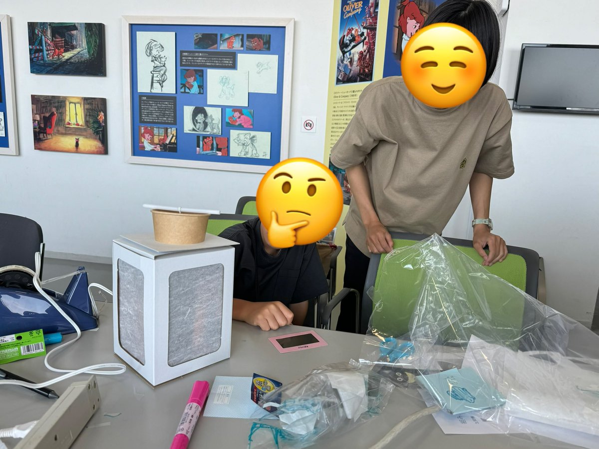 kitamu_y's tweet photo. 昨日のワークショップは保護者、補助の学生も入れて20名ほど。準備した15セットの工作キットも使い切りました♪2時間でみなさんきっちり完成できて良かった…‼️参加いただいた皆様、ありがとうございました😊
#尾道市立美術館 #尾道市立大学美術学科 #偏光板アート #nitto #偏光板 #位相差板 #灯籠 https://t.co/eB1fx7yXDp