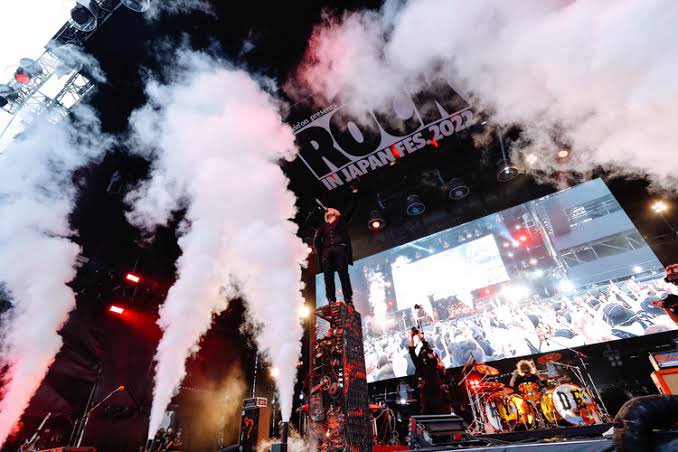 Ailesblanches_'s tweet photo. ROCK IN JAPAN FES
HYDEさんの3年連続高所恐怖症芸 https://t.co/NA78s3puoX