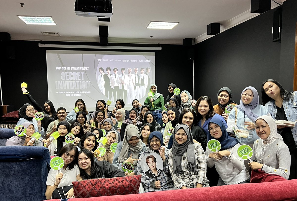 metro_cinema's tweet photo. Dalam edisi “Aduh Buyuuuungggg…” 💚😄😄💚😄💚😄💚
@dearkimsdiary 
#NCT127_8th_Anniversary #NCT127_8ECRET_INVITATION https://t.co/2YxyK0etBS