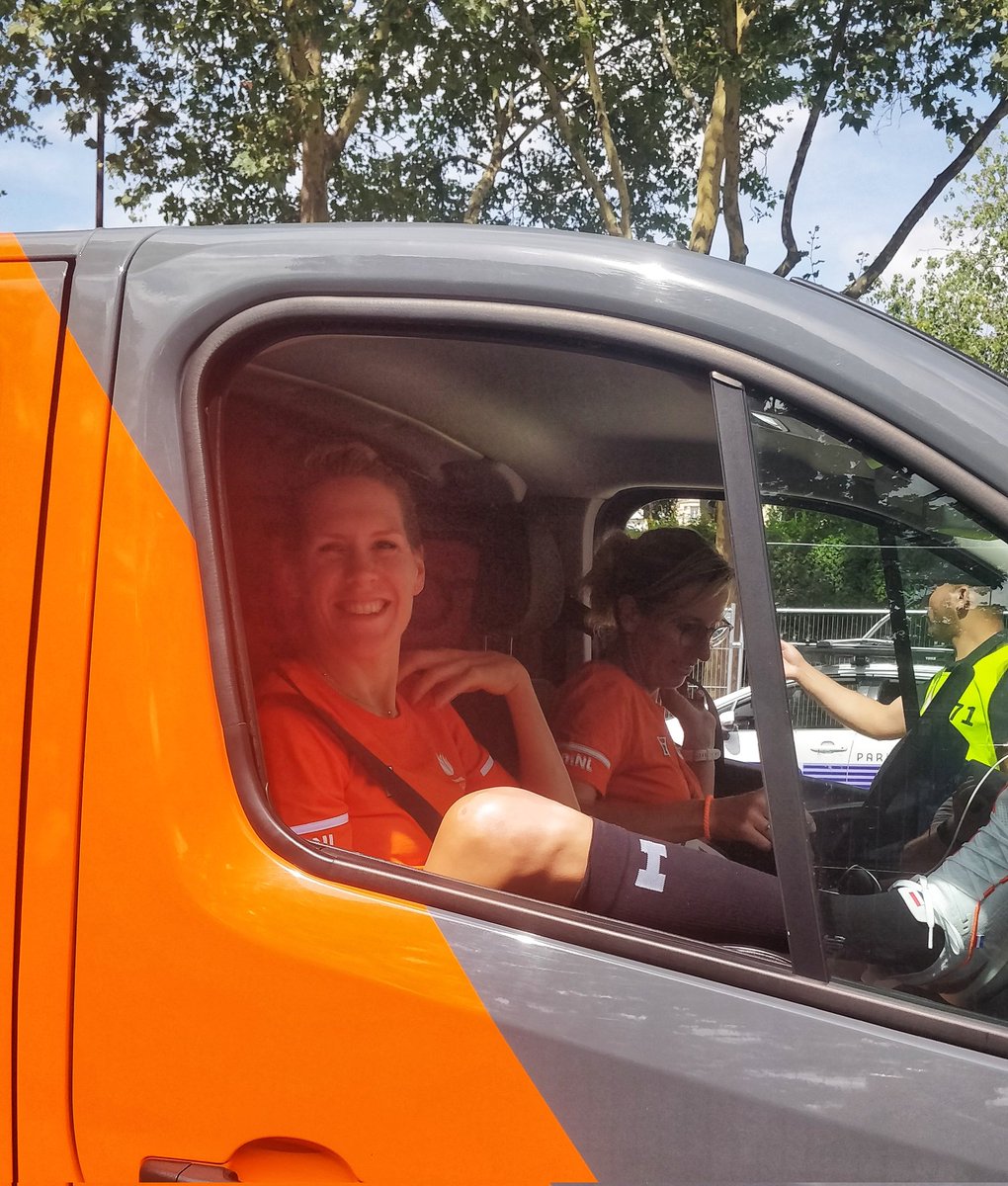 ciaranfayne's tweet photo. @ellenvdijk looking as chilled as only the Dutch could before the Olympic road race! https://t.co/aannwjDXvg