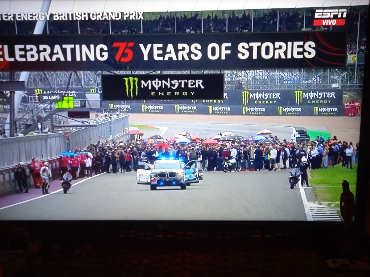 parraedwin's tweet photo. @MotoGP_ESPN 
Desde Bogotá Colombia, viendo la carrera moto GP... https://t.co/qbDGWa7lWb