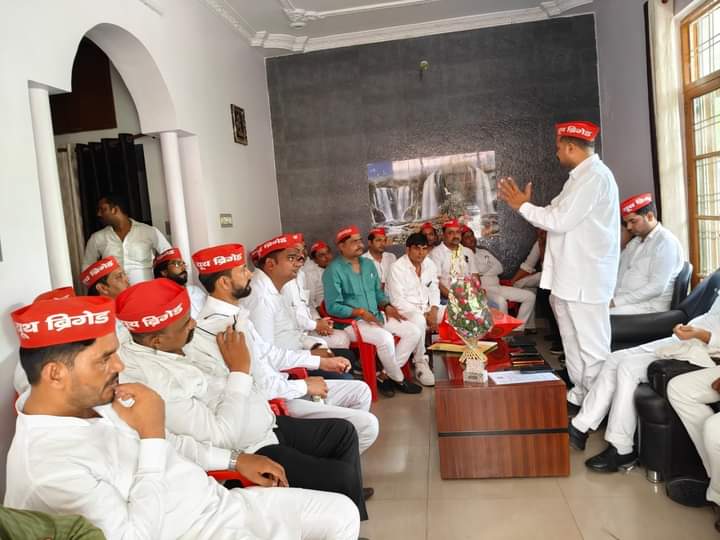 siddharthbastii's tweet photo. मा. राष्ट्रीय अध्यक्ष श्री @yadavakhilesh जी के निर्देश पर दिनांक 9 अगस्त क्रांति दिवस से प्रारम्भ हो रहे सदस्यता अभियान, छात्र नौजवान P.D.A जागरूकता अभियान को गतिशीलता देने के लिए आज लखनऊ मे यूथ ब्रिगेड के कार्यालय पर यूथ ब्रिगेड के साथियों से सुझाव प्राप्त हुये  ।
@aashishsy https://t.co/9WyfP6vHGm