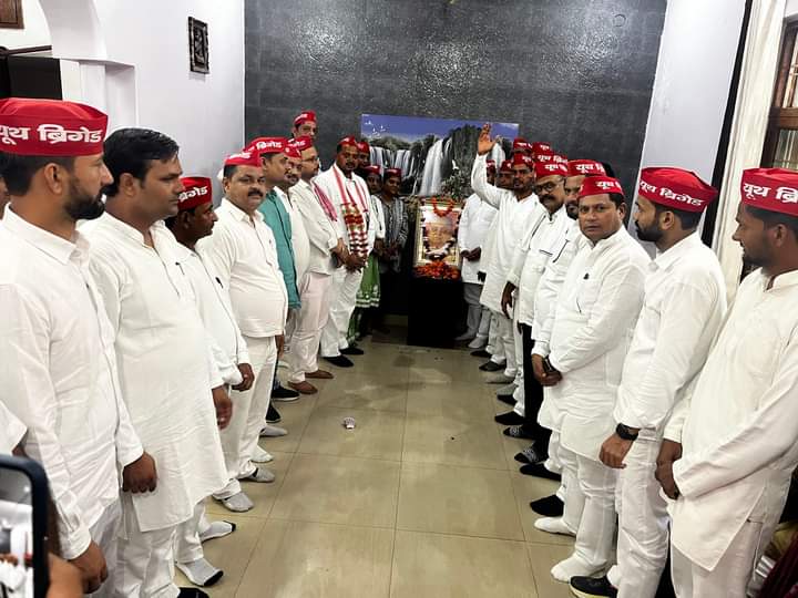 siddharthbastii's tweet photo. मा. राष्ट्रीय अध्यक्ष श्री @yadavakhilesh जी के निर्देश पर दिनांक 9 अगस्त क्रांति दिवस से प्रारम्भ हो रहे सदस्यता अभियान, छात्र नौजवान P.D.A जागरूकता अभियान को गतिशीलता देने के लिए आज लखनऊ मे यूथ ब्रिगेड के कार्यालय पर यूथ ब्रिगेड के साथियों से सुझाव प्राप्त हुये  ।
@aashishsy https://t.co/9WyfP6vHGm