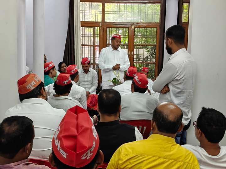 siddharthbastii's tweet photo. मा. राष्ट्रीय अध्यक्ष श्री @yadavakhilesh जी के निर्देश पर दिनांक 9 अगस्त क्रांति दिवस से प्रारम्भ हो रहे सदस्यता अभियान, छात्र नौजवान P.D.A जागरूकता अभियान को गतिशीलता देने के लिए आज लखनऊ मे यूथ ब्रिगेड के कार्यालय पर यूथ ब्रिगेड के साथियों से सुझाव प्राप्त हुये  ।
@aashishsy https://t.co/9WyfP6vHGm