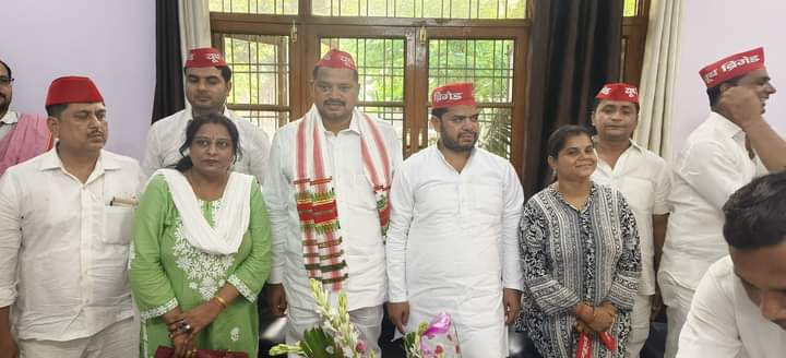 siddharthbastii's tweet photo. मा. राष्ट्रीय अध्यक्ष श्री @yadavakhilesh जी के निर्देश पर दिनांक 9 अगस्त क्रांति दिवस से प्रारम्भ हो रहे सदस्यता अभियान, छात्र नौजवान P.D.A जागरूकता अभियान को गतिशीलता देने के लिए आज लखनऊ मे यूथ ब्रिगेड के कार्यालय पर यूथ ब्रिगेड के साथियों से सुझाव प्राप्त हुये  ।
@aashishsy https://t.co/9WyfP6vHGm