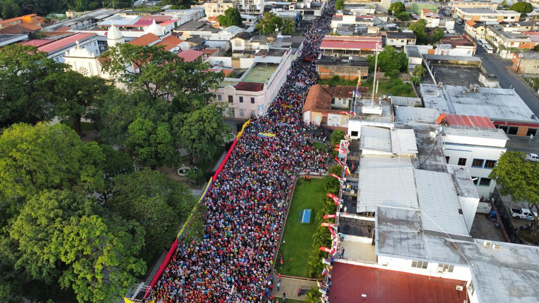 embacubaven's tweet photo. ¡Impresionante movilización de la fuerza chavista y revolucionaria!

#PaisDeOchoEstrellas 🇻🇪 https://t.co/R1RTQj7tuK