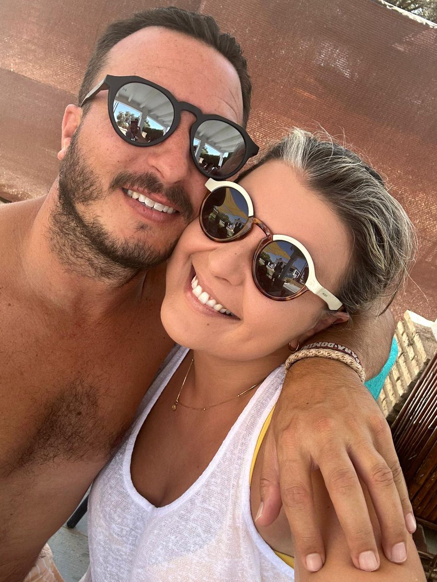 pplusfc's tweet photo. Hay miles de momentos en la vida, tristes, eufóricos...
Pasan muchas personas por ella, pero cuando llega a tu vida alguien especial el corazón te avisa latiendo muy fuerte....
Te quiero mucho mi amor! https://t.co/groykkGx9l