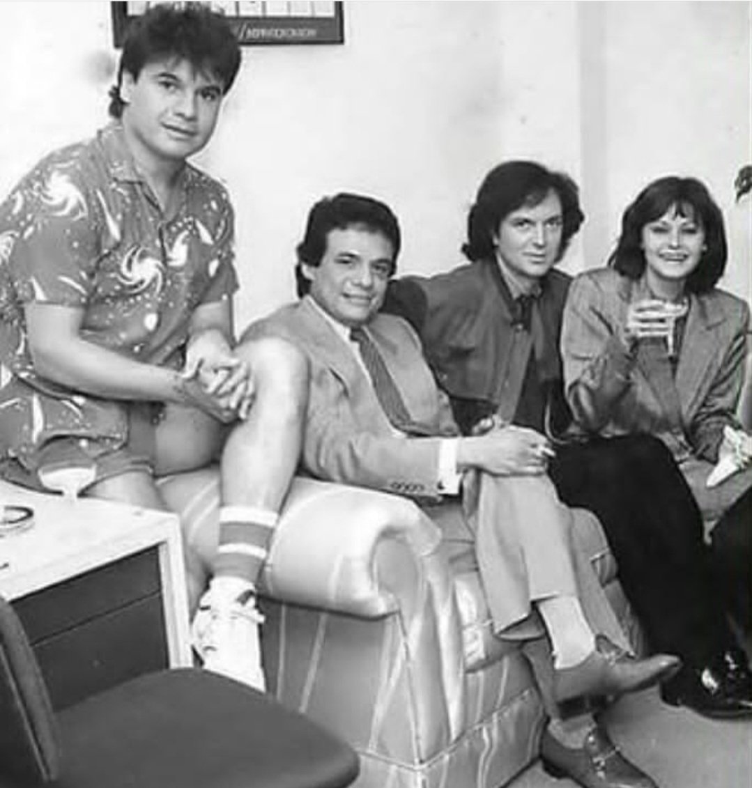 DOMINGO DE RECUERDOS: 
Constelación de estrellas juntas en sus buenos momentos. Todas fallecieron. Dos eran de México y dos de España. ¿Quién los reconoce?